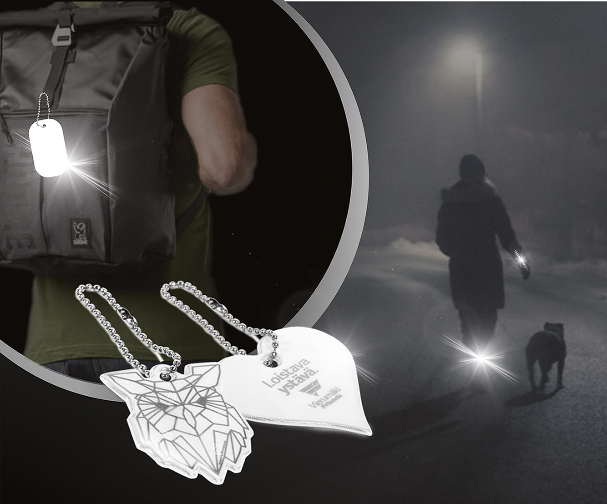 Zawieszka odblaskowa do plecaka wykonana z folii certyfikowanych, z nadrukiem pod folią odblaskową. Odblask 100%