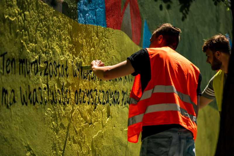 Firma Strefa Energii-oczyszczajacy mural w Zdunskiej Woli (6)