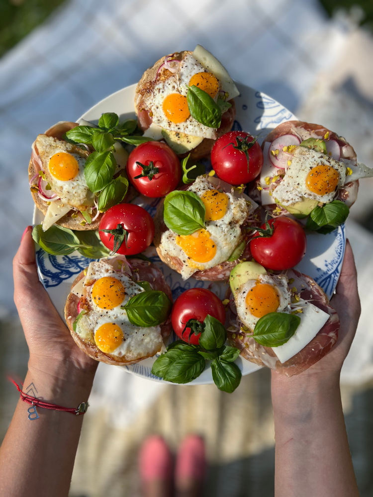 Kanapki z jajami przepiórczymi