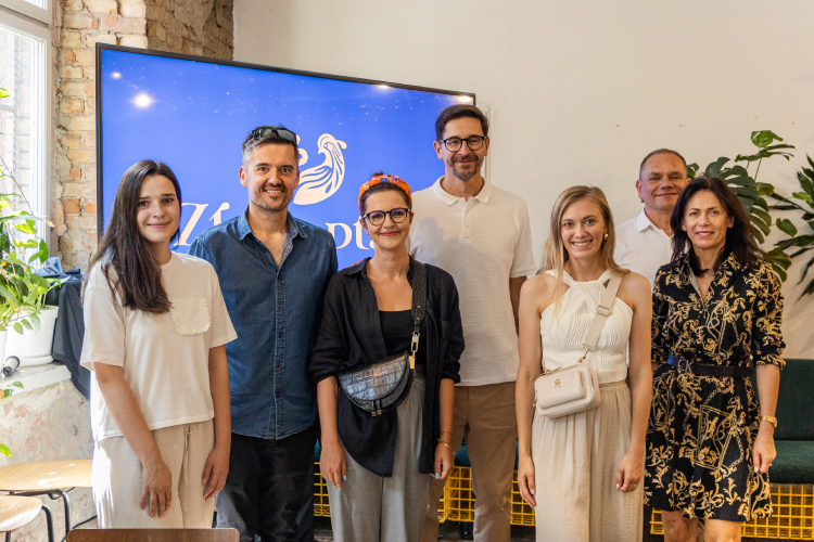 Zdjęcie pamiątkowe z inauguracji marki Złoty ptak