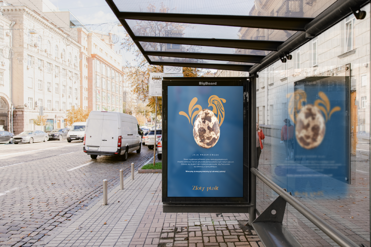 Reklama Złotego ptaka na przystanku