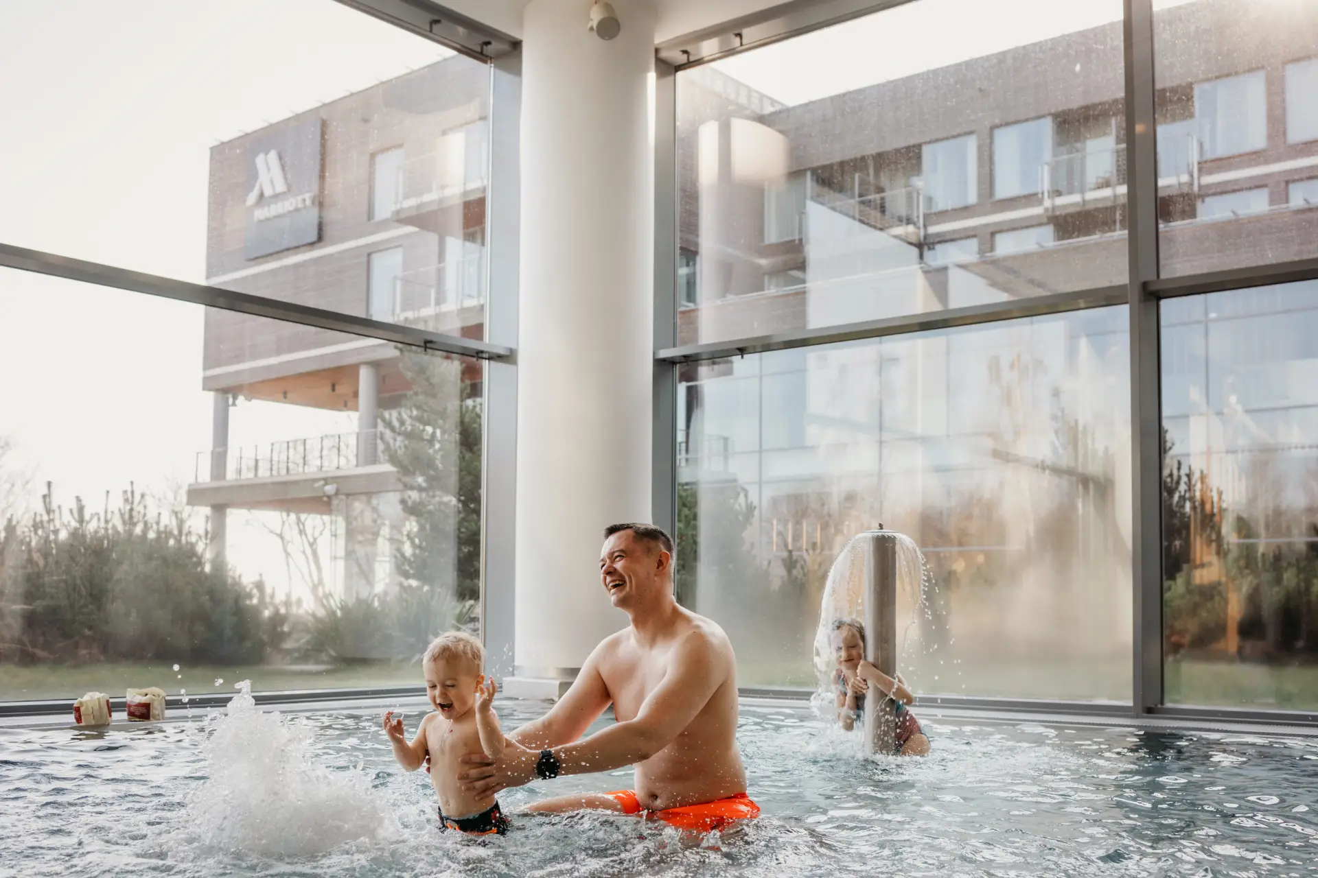 Mera Spa – ojciec z dzieckiem w basenie