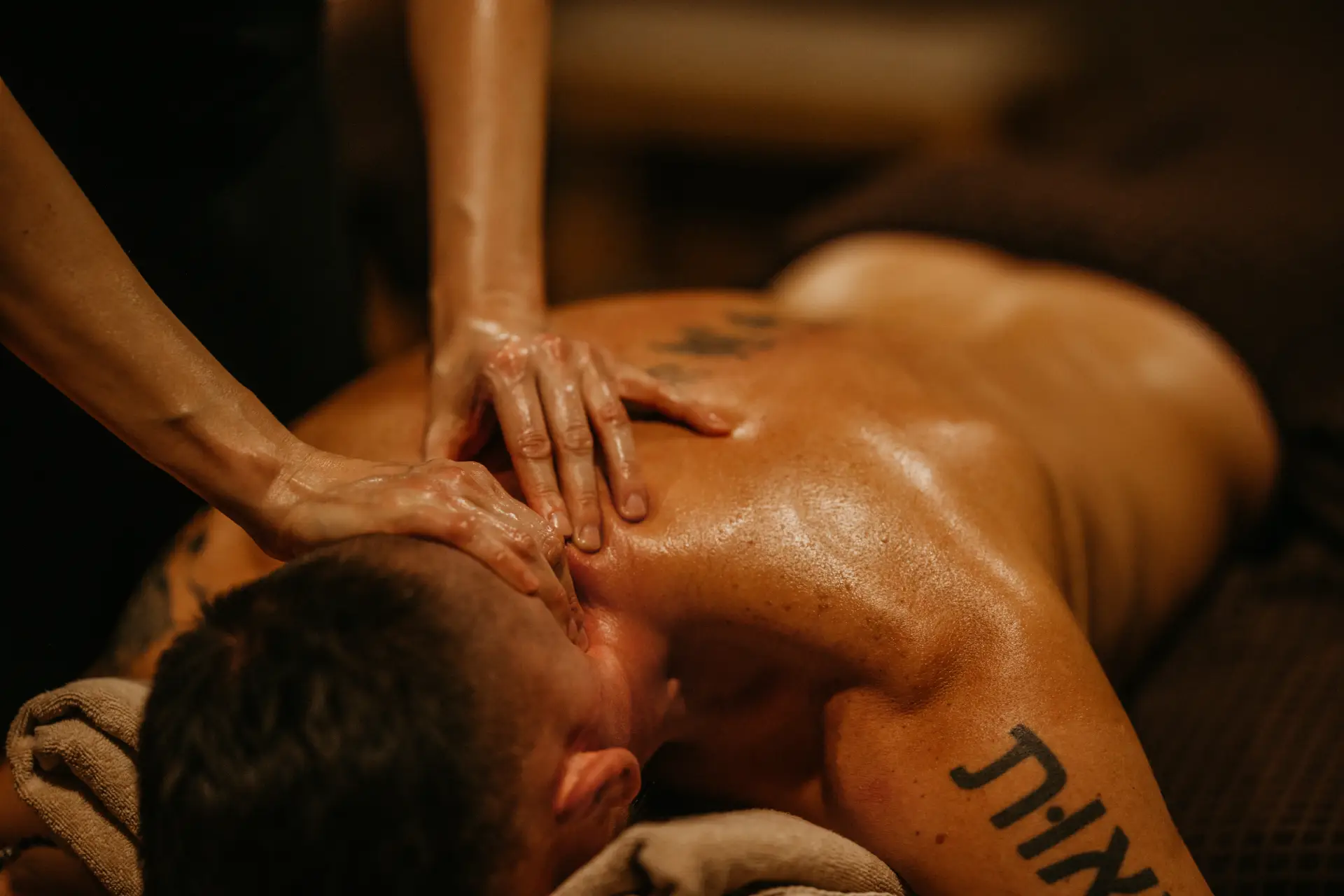 Mera Spa – masaż karku mężczyzny