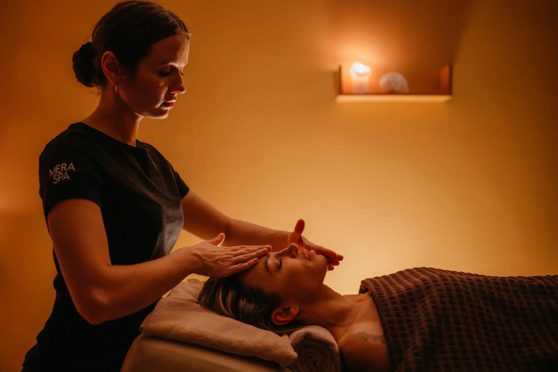 Mera Spa – masaż głowy kobiety